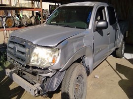 2006 TOYOTA TACOMA, SILVER, SR5 MODEL, CREW CAB, 4.0L, ATM 2WD.  Z25215
